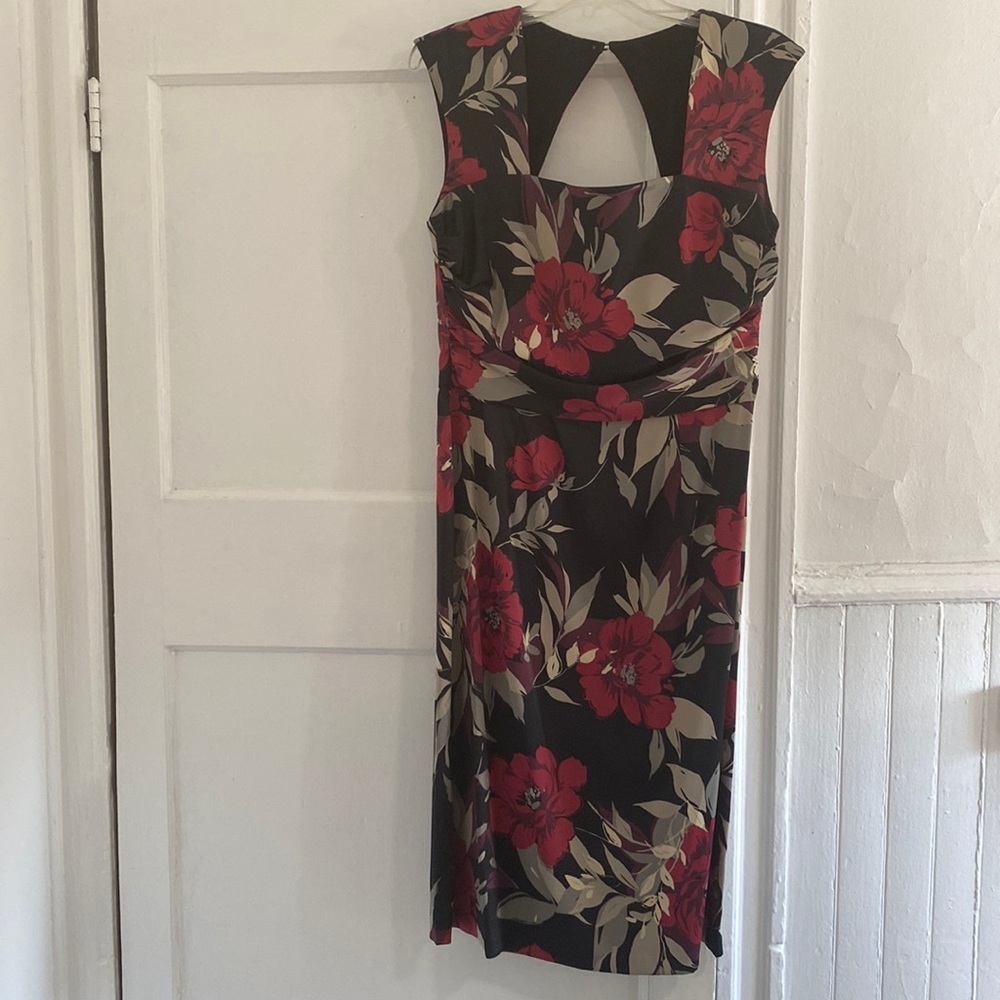 Dress-Form fitting floral with a soft satin sheen.